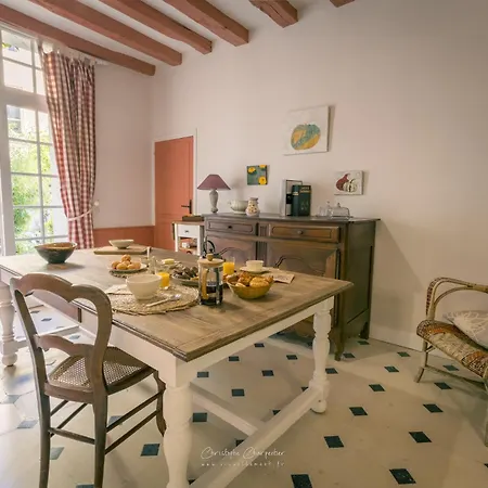 בית הארחה Le Prieure Sainte Croix לודה